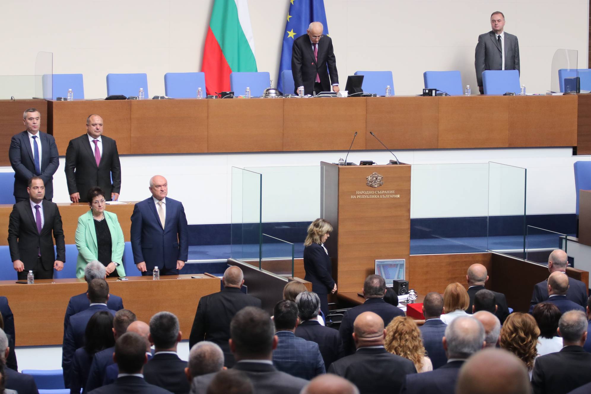  Новите 240 депутати поставиха клетва, ставайки на крайници, и изслушаха химните на Република България и на Европейския съюз 